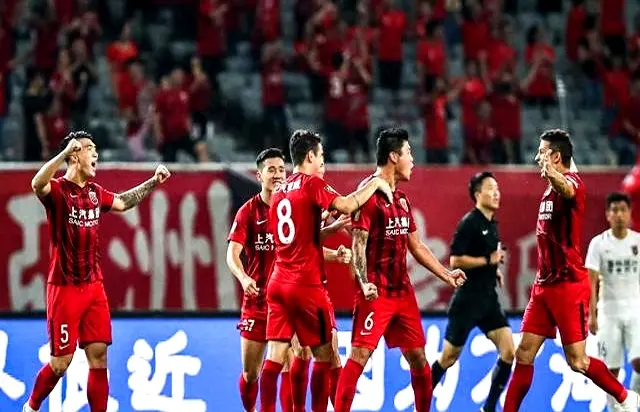 在场上的表, 距离悄然缩